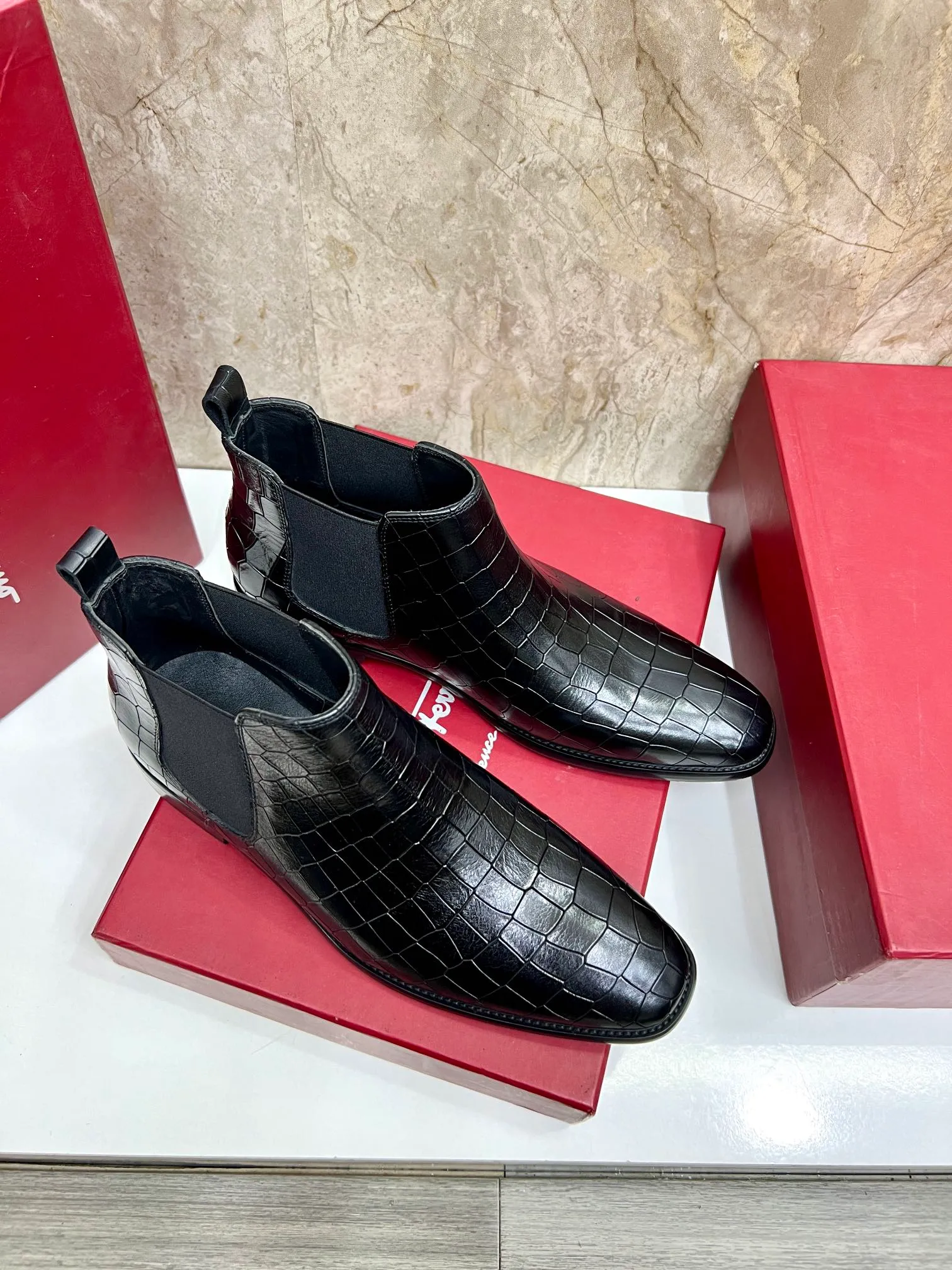 Original order quality: Men's shoes 💰700 Brand: Ferragamo (Ferragamo) One size larger: Men's size 38-44 (45 customized) Grade: Same style as the official website High-end men's shoes Material: Original cowhide, cowhide lining, original outsole Style category: Chelsea men's boots Fashion trend Color: Actual picture
